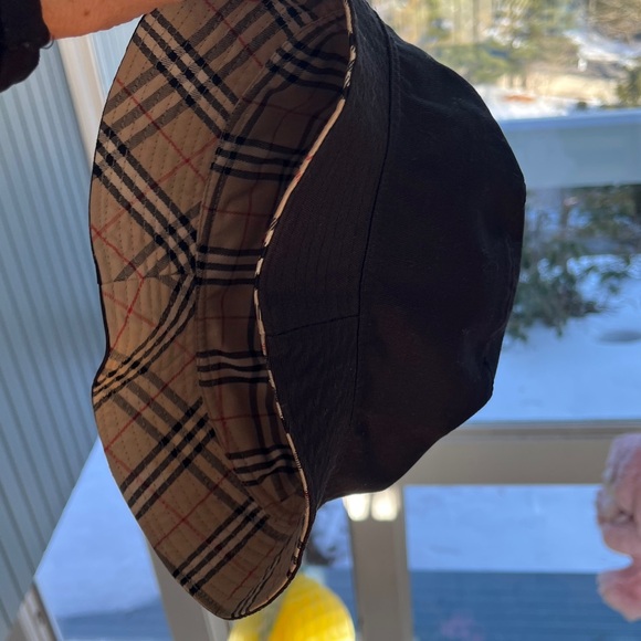 Burberry Beige Plaid Bucket Hat with Red Detail Reversible - Picture 7 of 8